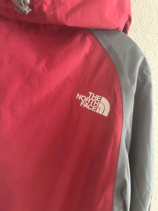 The North Face Women’s Red and Gray Ski/Snow Jacket - Picture 9 of 9